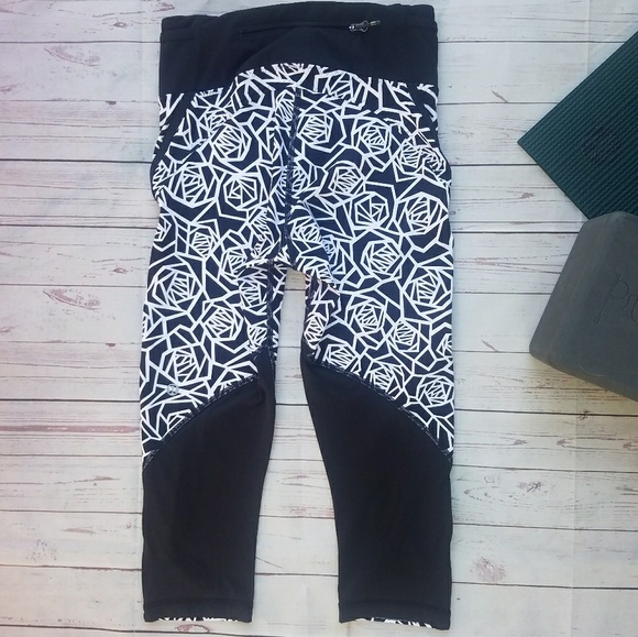 Lululemon Real Quick Crop in B/W Posey 2 - Picture 4 of 8